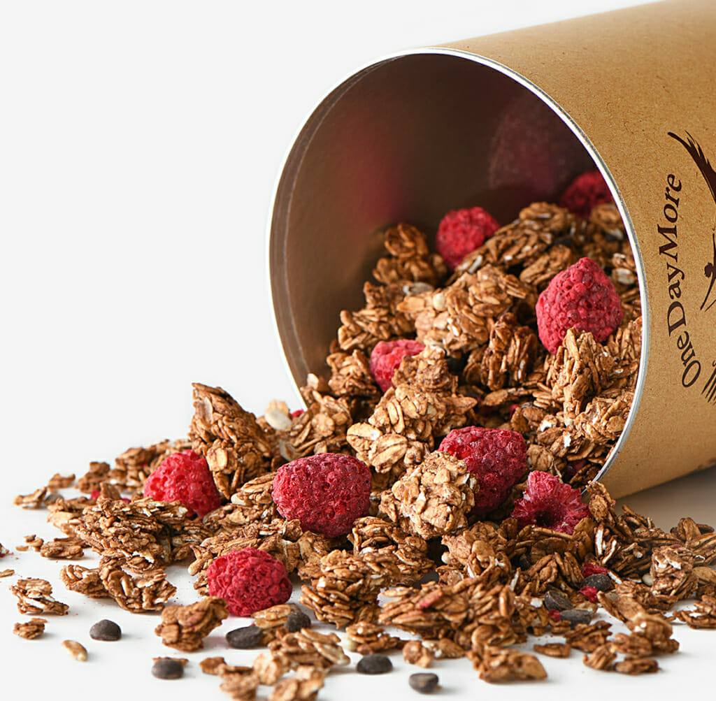 Granola au chocolat et framboises OneDayMore - le contenu du tube